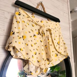 Pretty little Floral wrap shorts🍑Lottie Moss